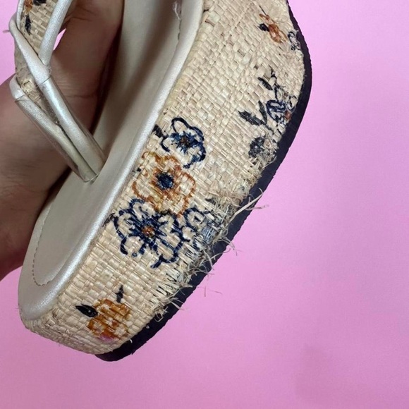❌SOLD-DEPOP❌ Lolita Floral Platform Thong Sandals - Picture 4 of 8